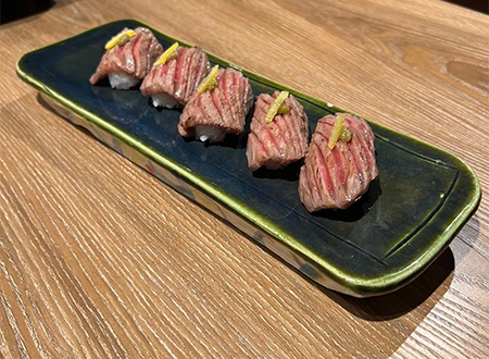A5 级和牛,海鲜寿司(5 件) ¥ 2,000 (含税)